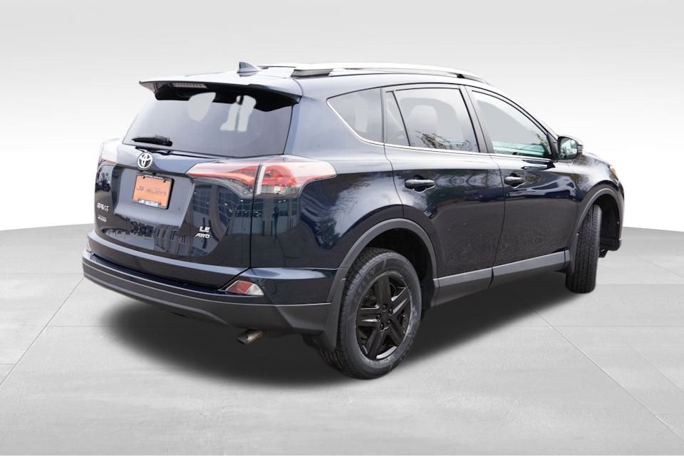 2017 Toyota RAV4 LE photo 3