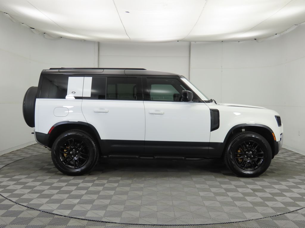 2024 Land Rover Defender 110 S photo 4