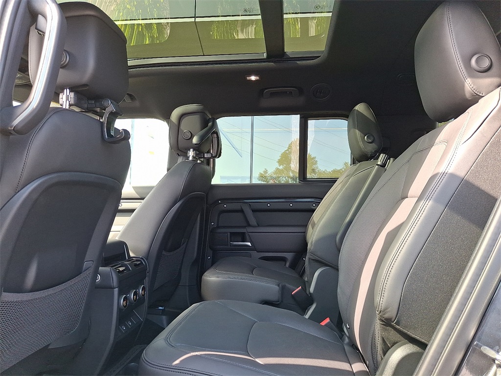 2025 Land Rover Defender 130 S photo 8