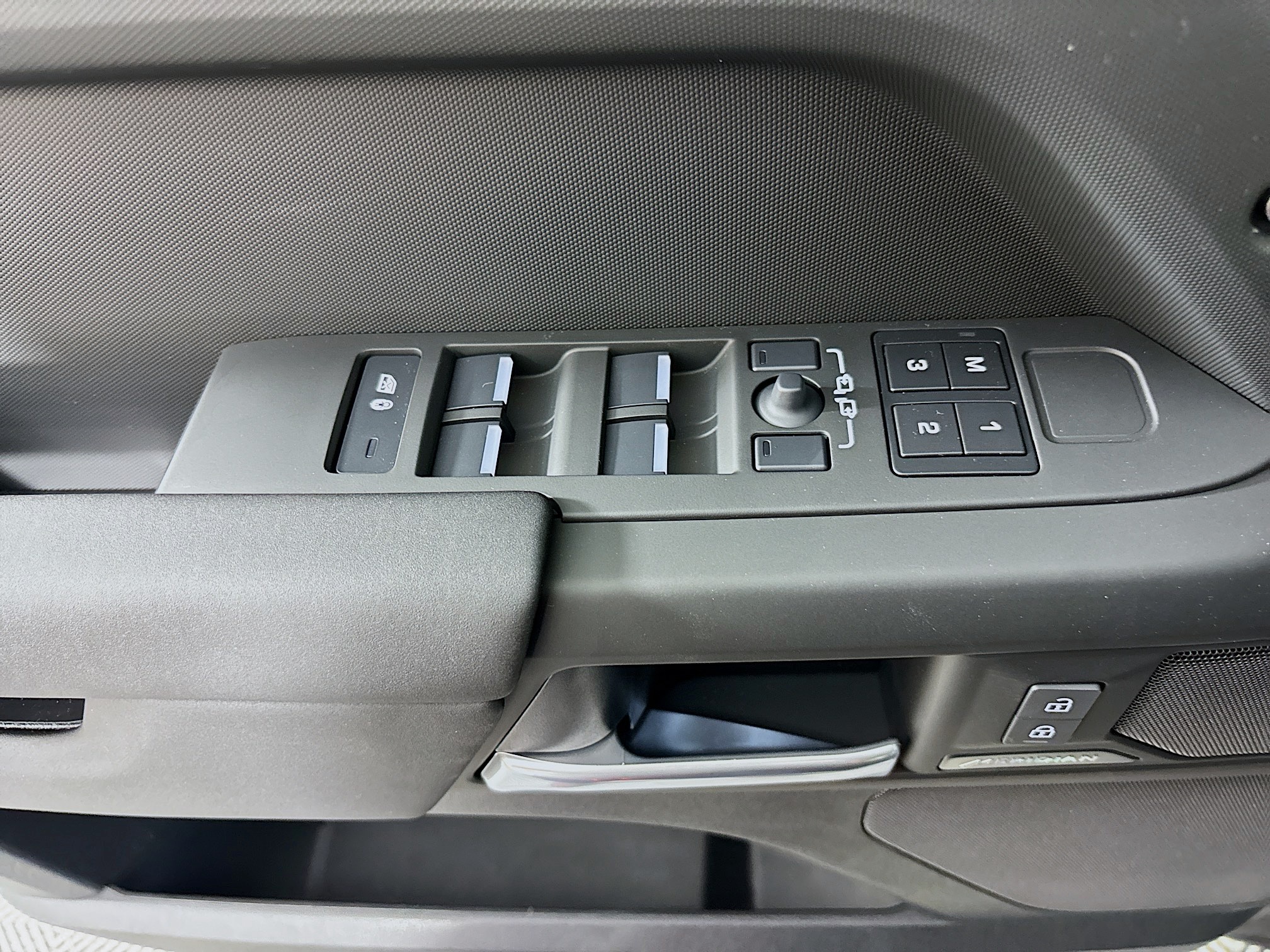 2025 Land Rover Defender 110 S photo 14