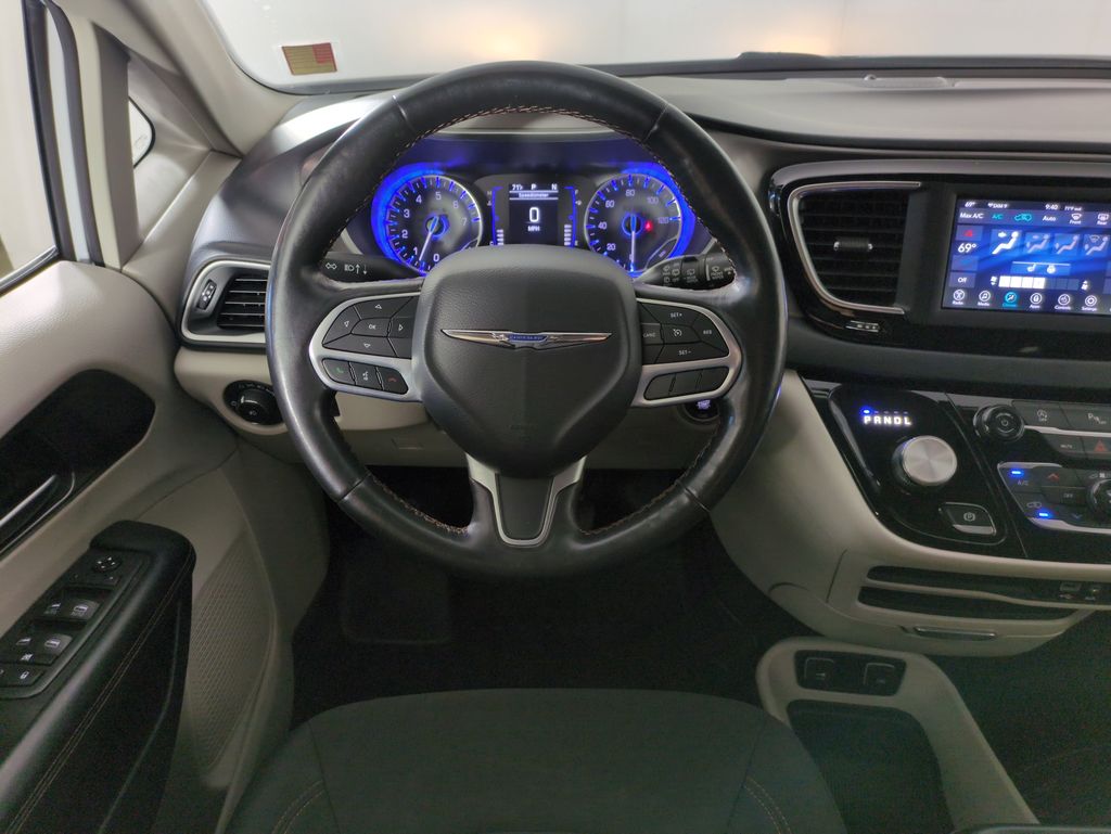 2020 Chrysler Pacifica Touring photo 12