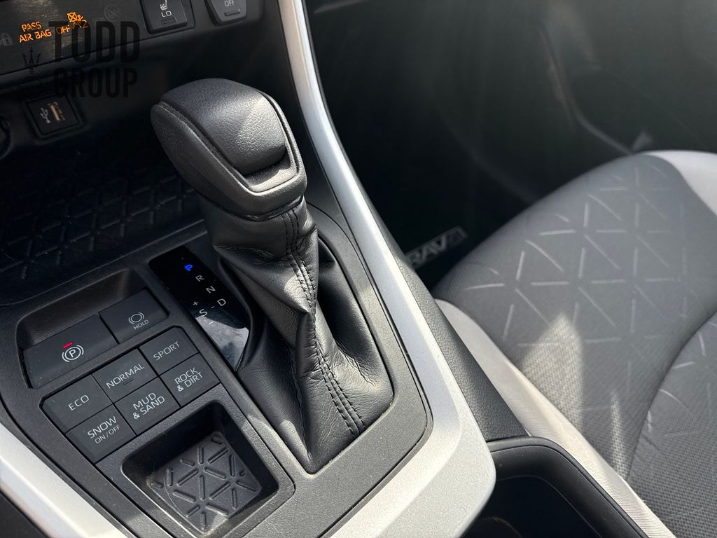 2023 Toyota RAV4 XLE photo 21