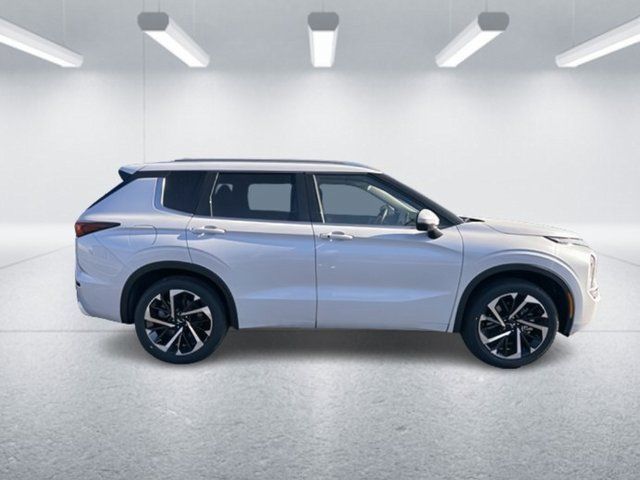 2024 Mitsubishi Outlander photo 2