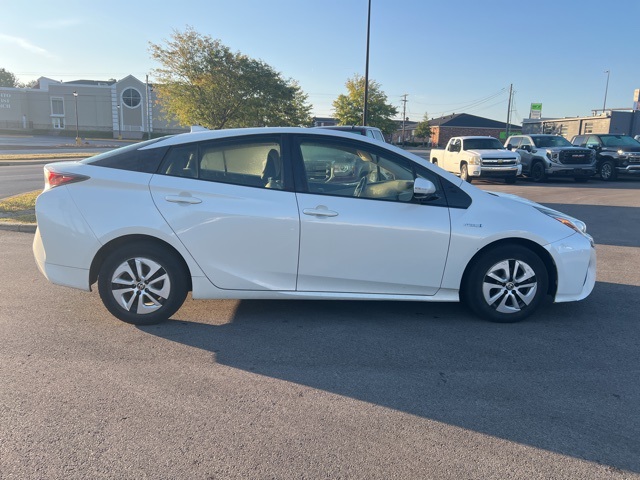 2016 Toyota Prius Four photo 6