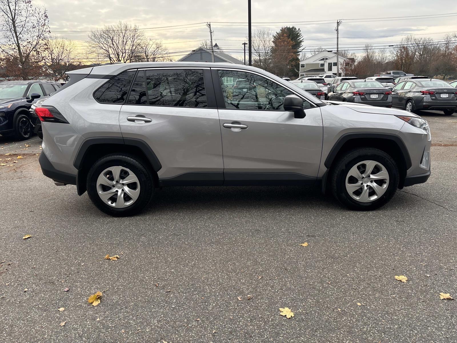 2022 Toyota RAV4 LE photo 3