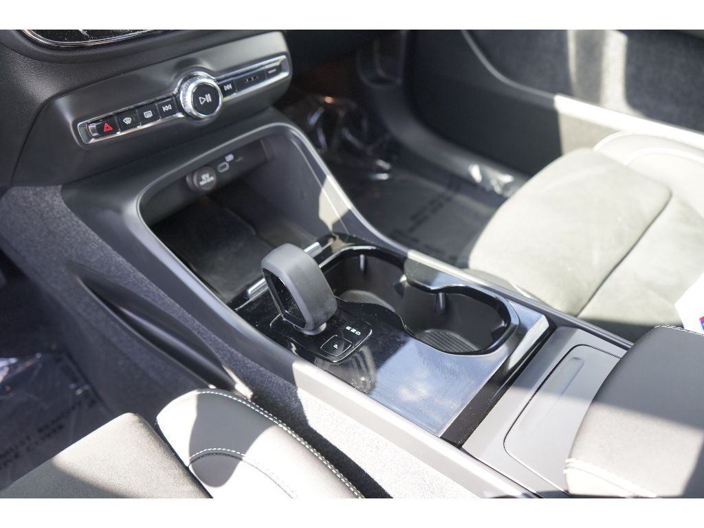 2023 Volvo XC40 P8 Ultimate photo 14