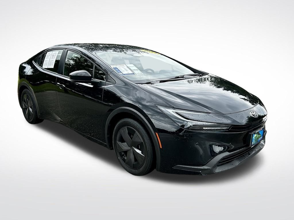 2024 Toyota Prius LE photo 2