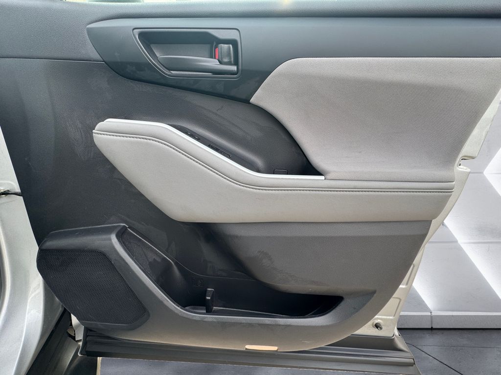 2022 Toyota Highlander L photo 15