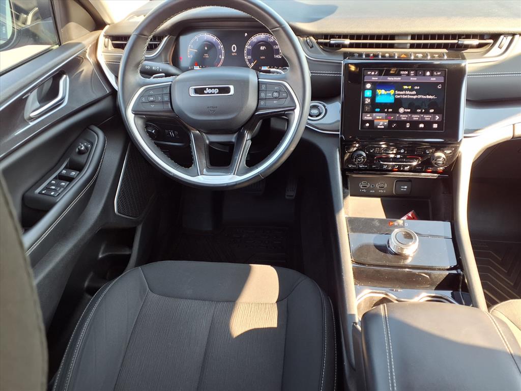 2022 Jeep Grand Cherokee Laredo photo 2