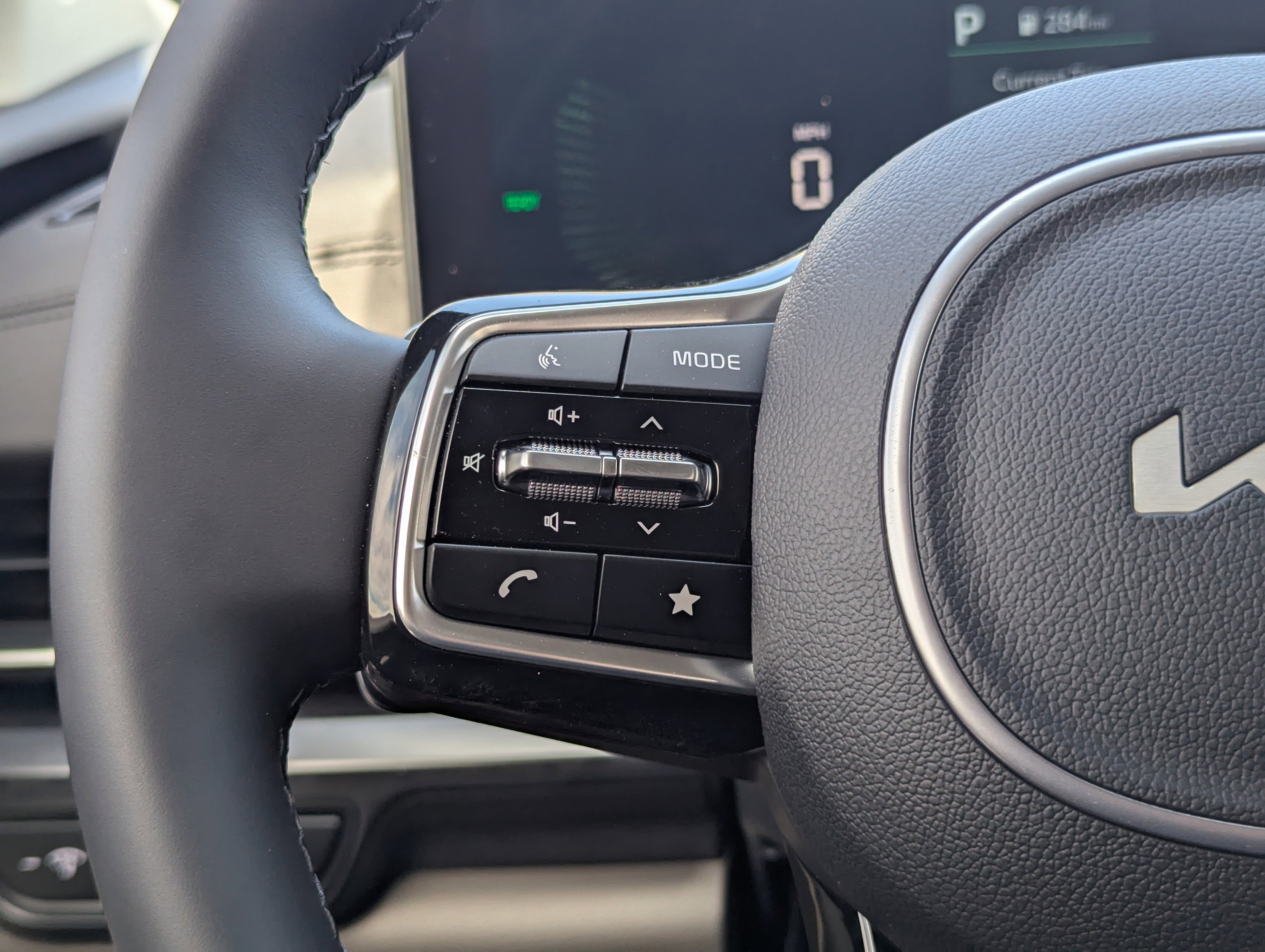 2025 Kia Carnival LXS photo 3