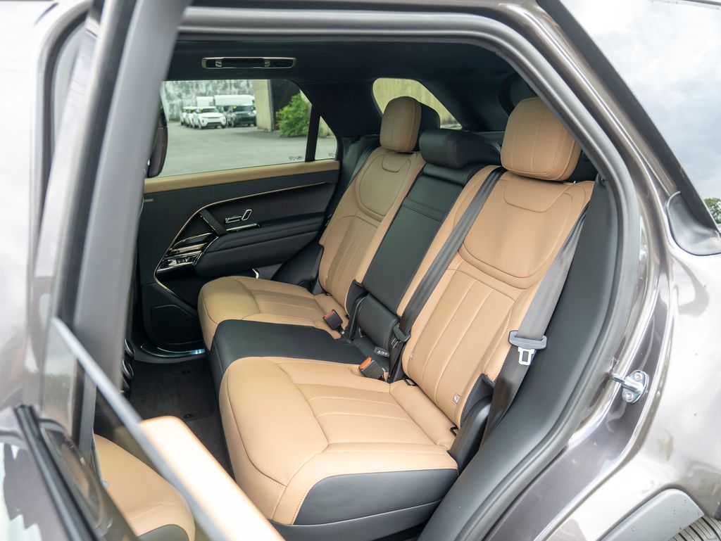 2025 Land Rover Range Rover Sport SE photo 14