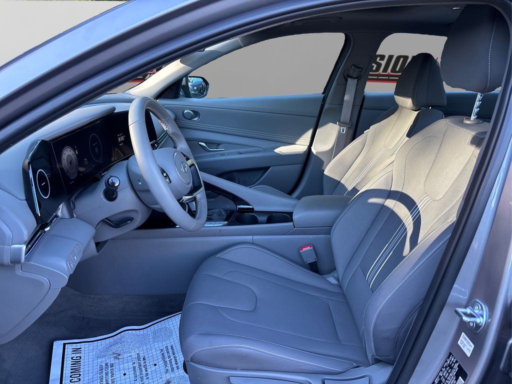 2025 Hyundai Elantra SEL Convenience photo 9