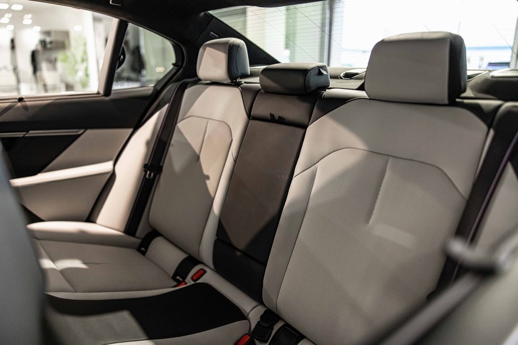 2025 BMW M5 - Image 31