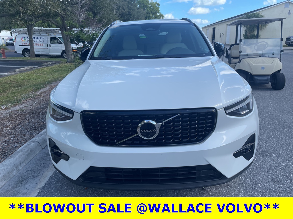 2023 Volvo XC40 Plus photo 2