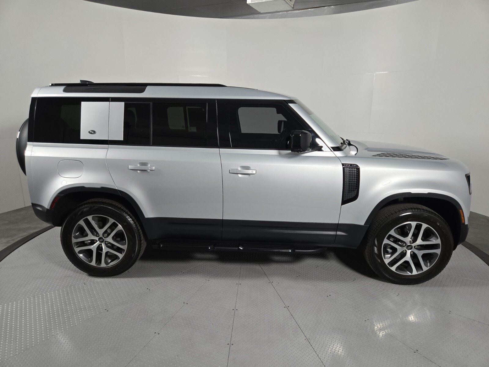 2024 Land Rover Defender 110 S photo 2