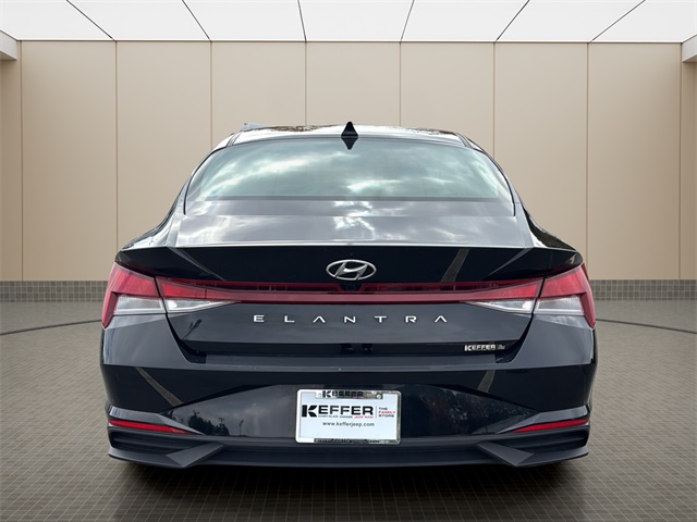 2022 Hyundai Elantra SEL photo 3