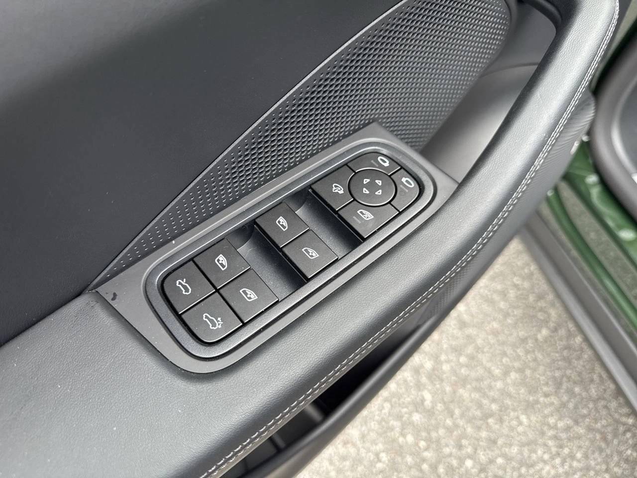 2024 Porsche Macan 4 Electric photo 17