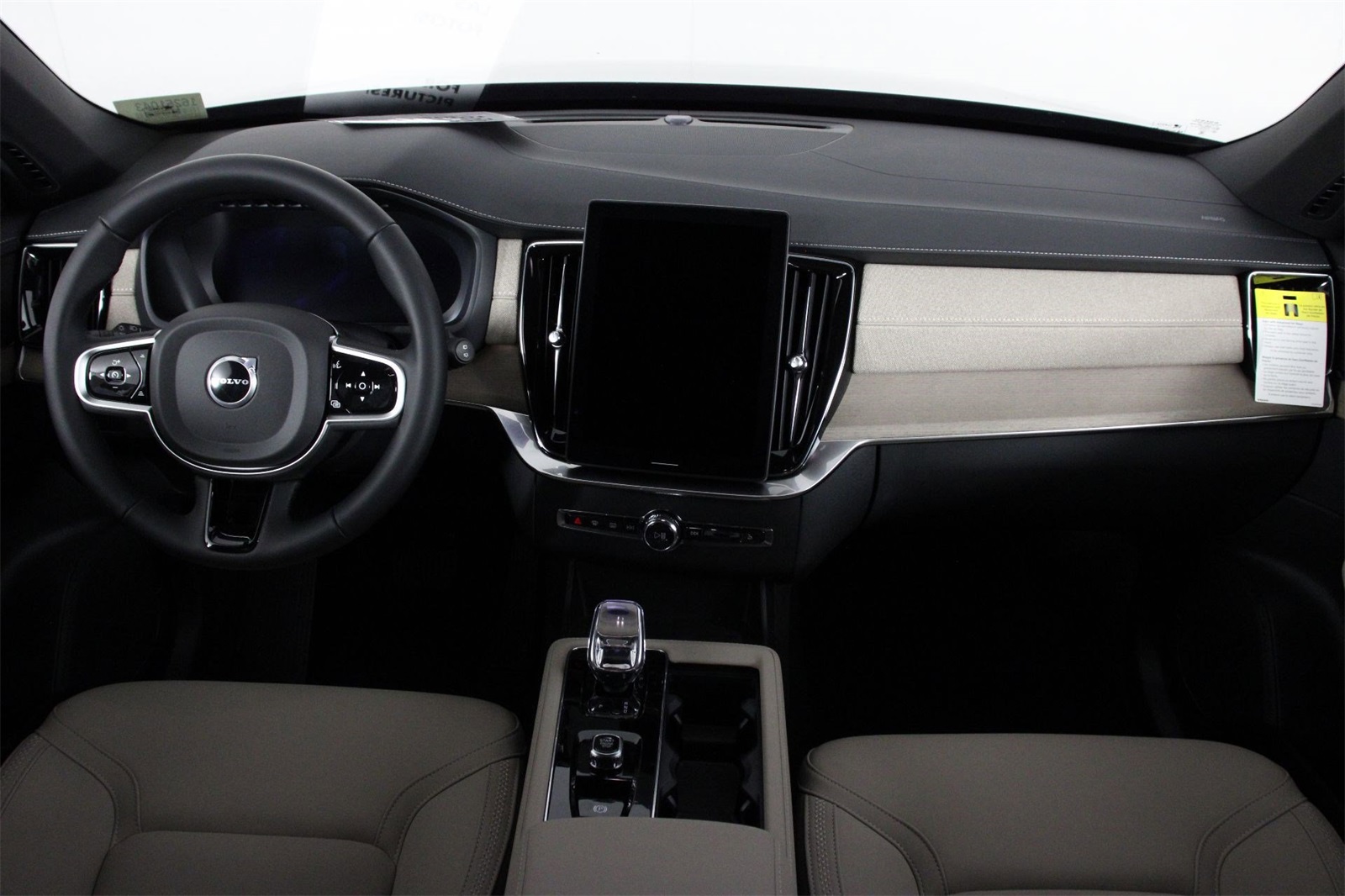 2025 Volvo XC90 B5 Plus photo 5