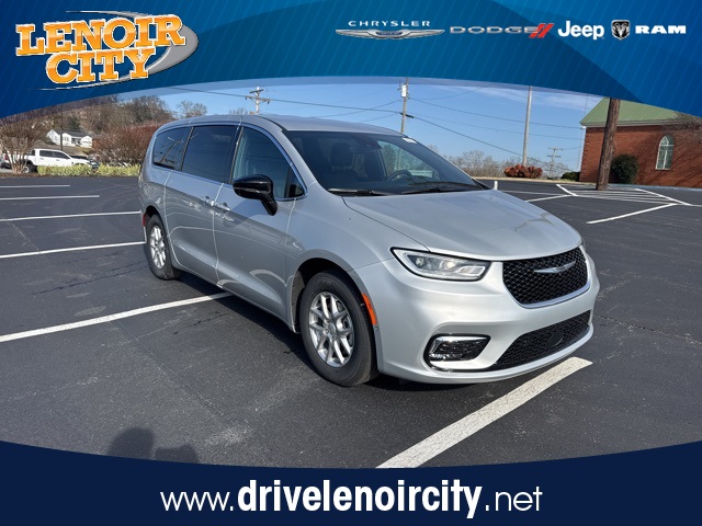 2026 Chrysler Pacifica Select's photo