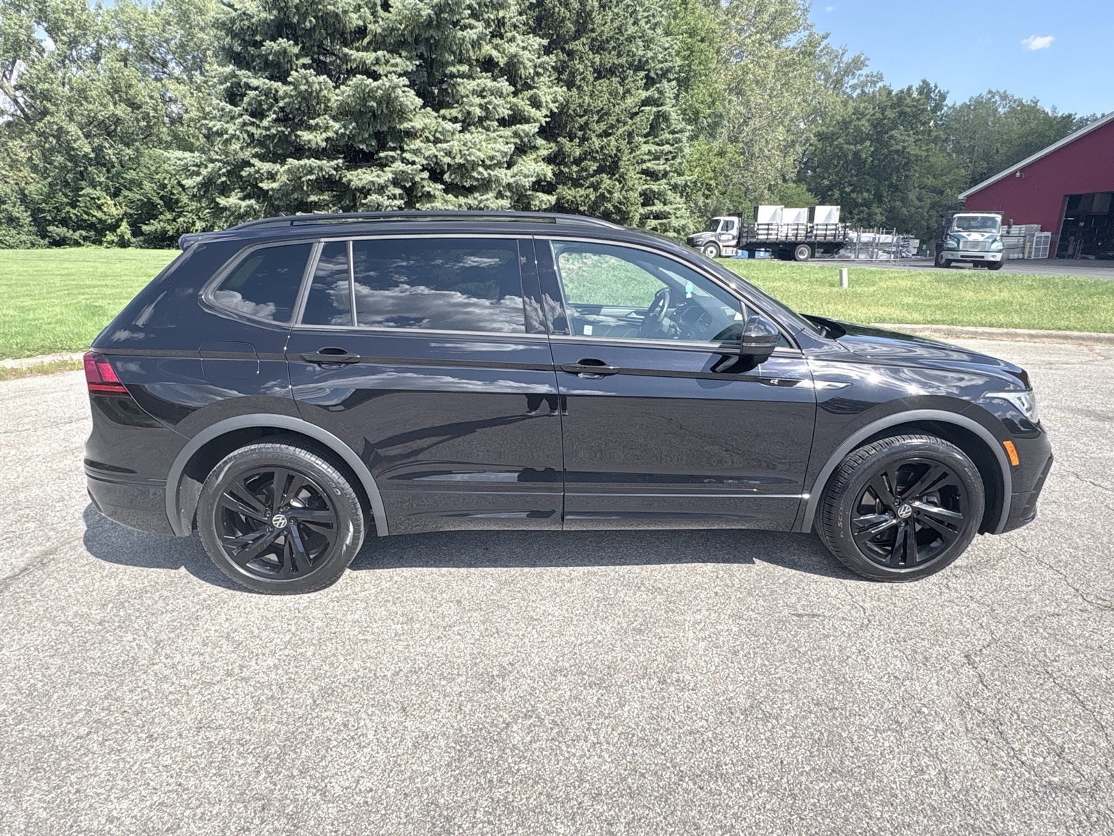 2023 Volkswagen Tiguan SE R-Line Black photo 4