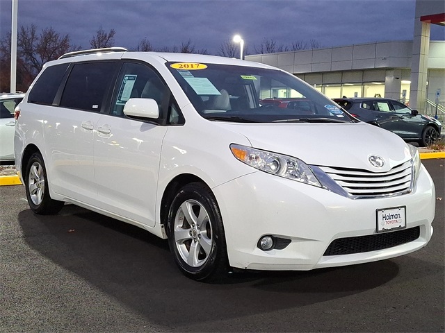 2017 Toyota Sienna LE photo 2