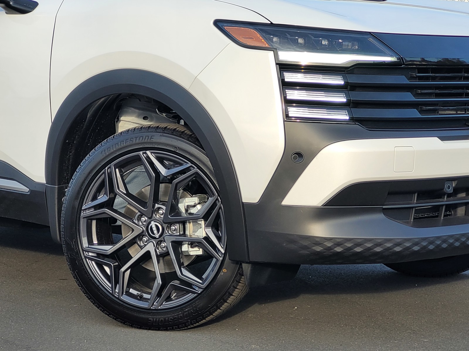 2025 Nissan Kicks SR photo 3