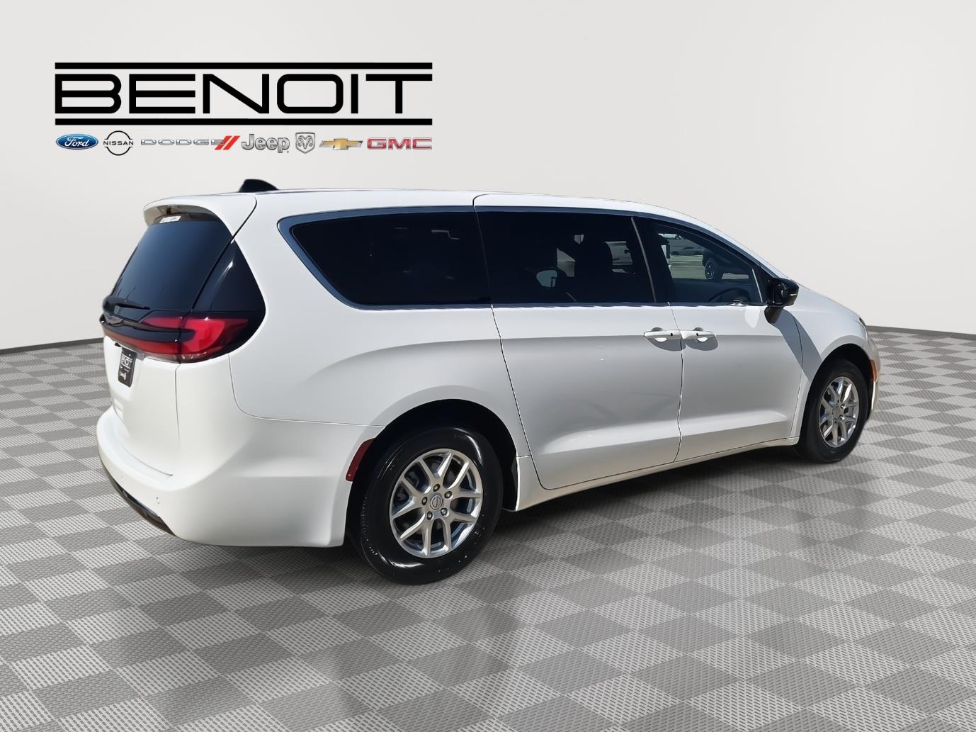 2026 Chrysler Pacifica photo 4