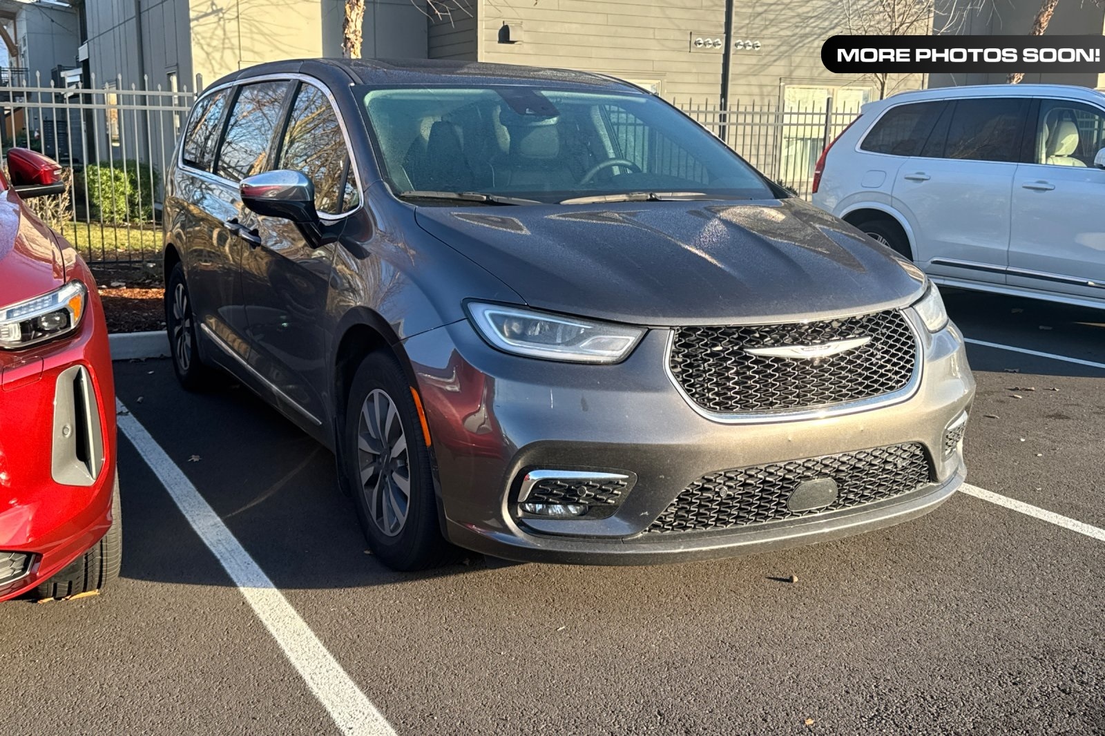 2023 Chrysler Pacifica Hybrid Limited's photo