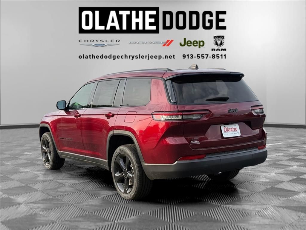 2025 Jeep Grand Cherokee Laredo Altitude photo 3