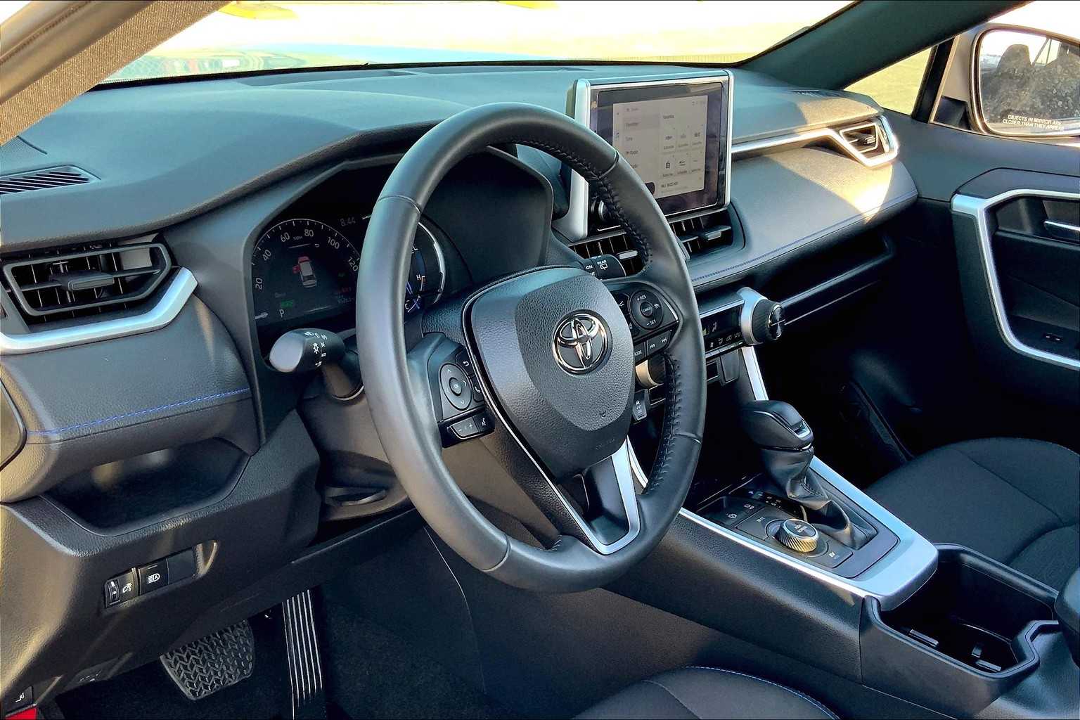 2024 Toyota RAV4 Hybrid SE photo 16