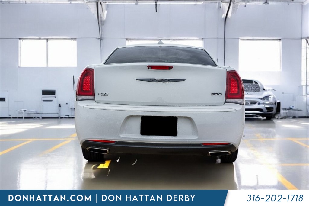 2023 Chrysler 300 Touring photo 10