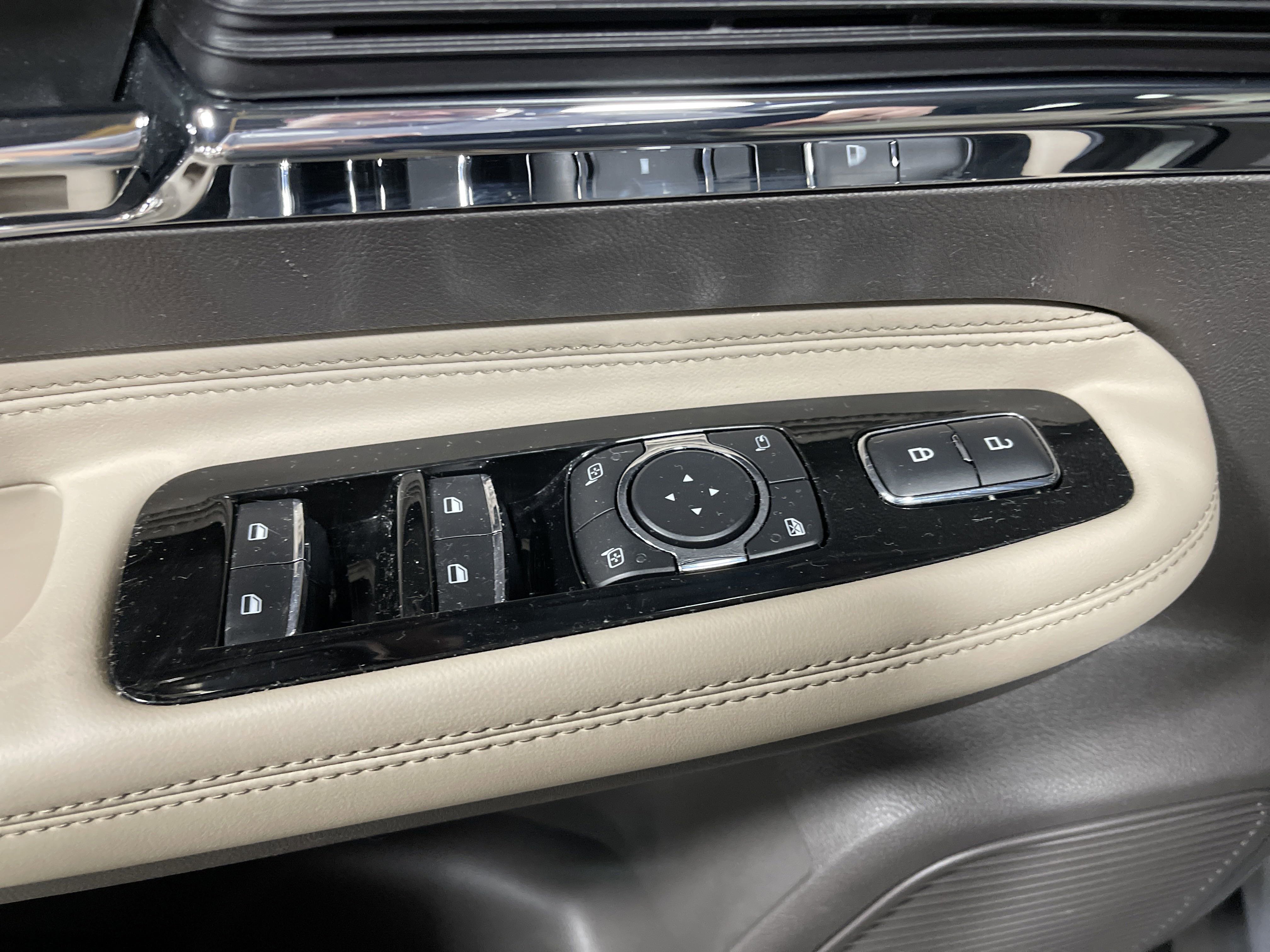 2022 Lincoln Corsair Standard photo 2