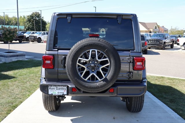 2025 Jeep Wrangler Sahara photo 31