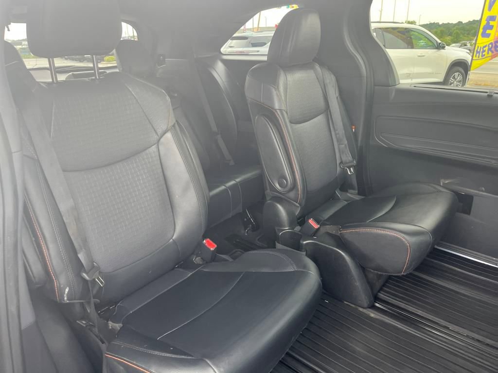 2022 Toyota Sienna XSE photo 9