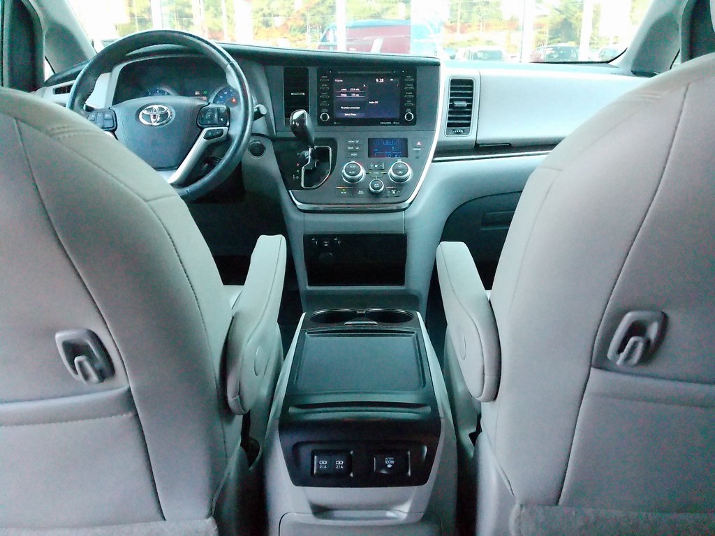 2018 Toyota Sienna XLE photo 24