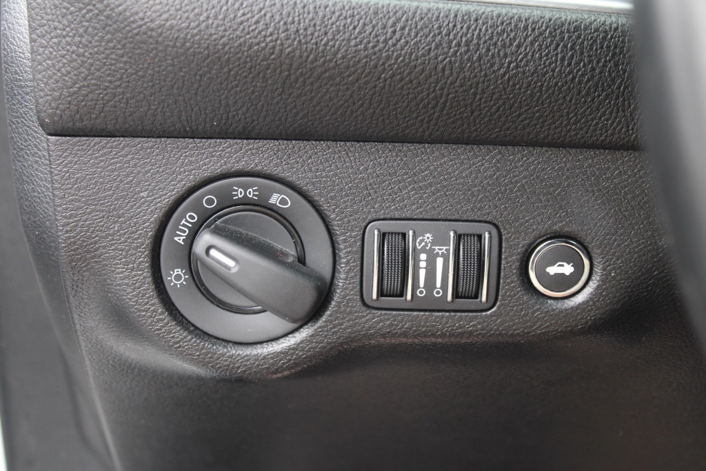 2019 Dodge Challenger SXT photo 16