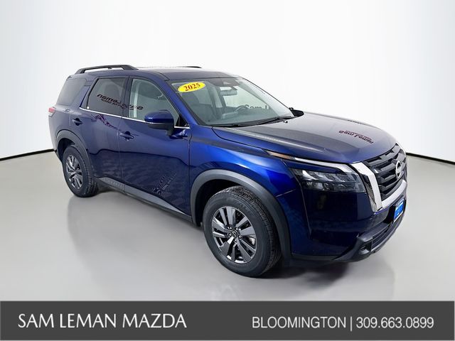 2025 Nissan Pathfinder SV's photo