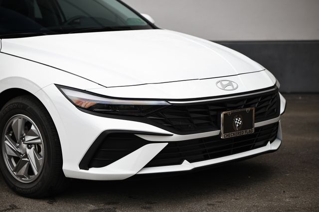 2025 Hyundai Elantra SE photo 2