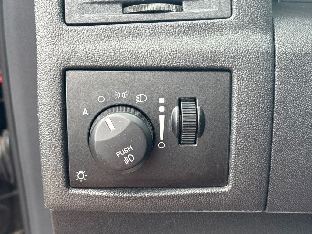 2010 Chrysler 300 C photo 29
