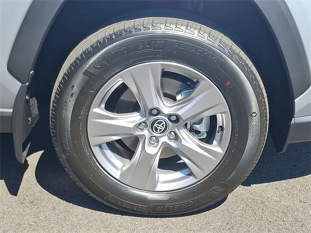 2025 Toyota RAV4 XLE photo 8