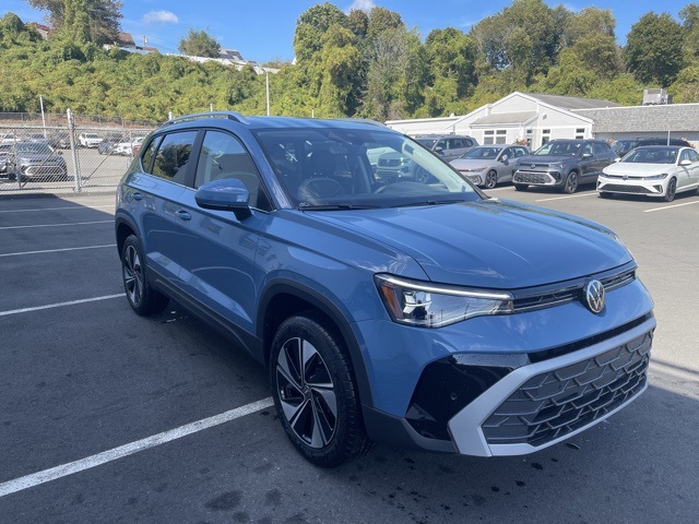 2025 Volkswagen Taos SE photo 4