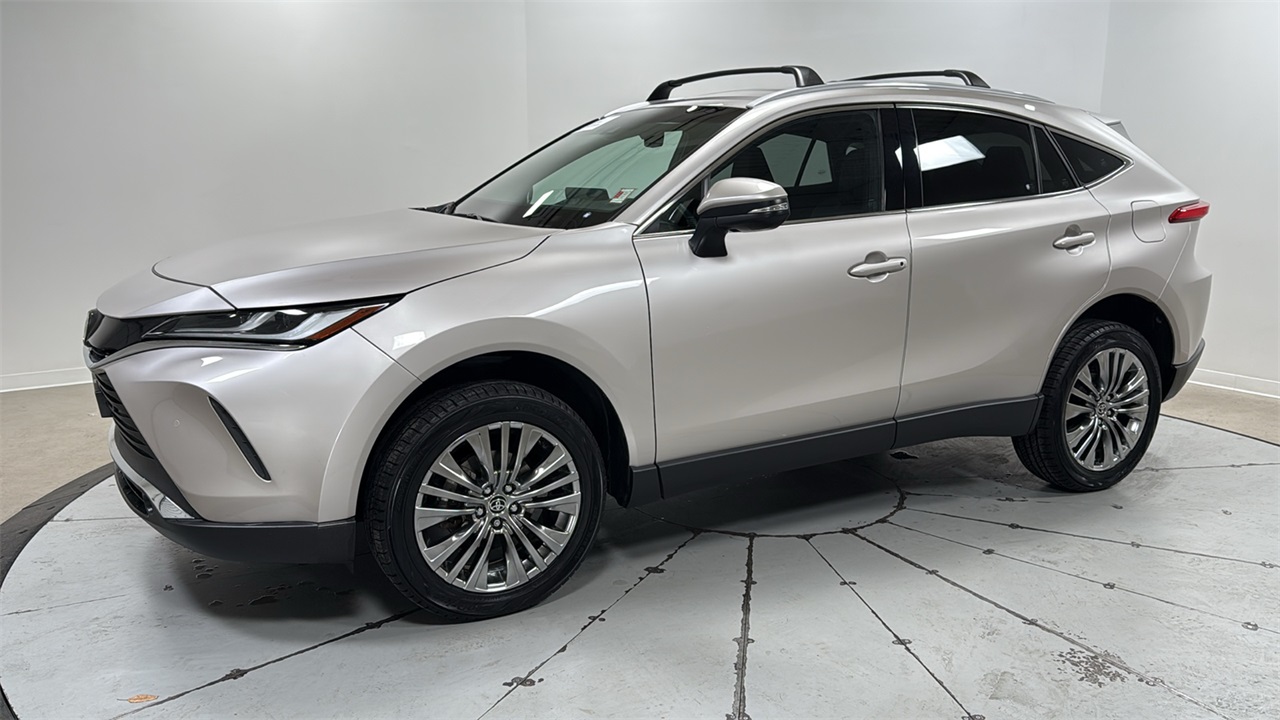 2023 Toyota Venza XLE's photo