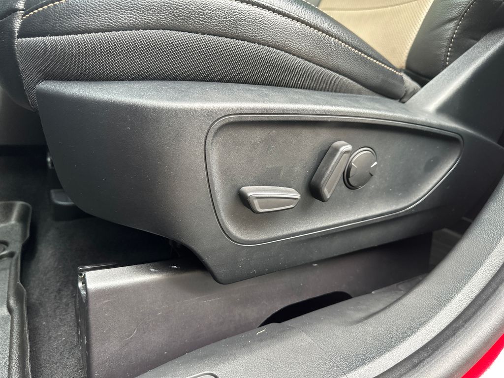 2021 Ford Escape Titanium photo 4