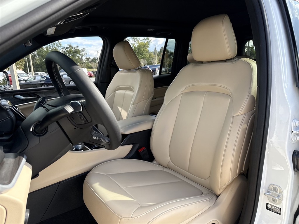 2024 Jeep Grand Cherokee Limited photo 2