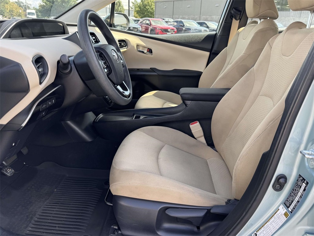 2021 Toyota Prius LE photo 14