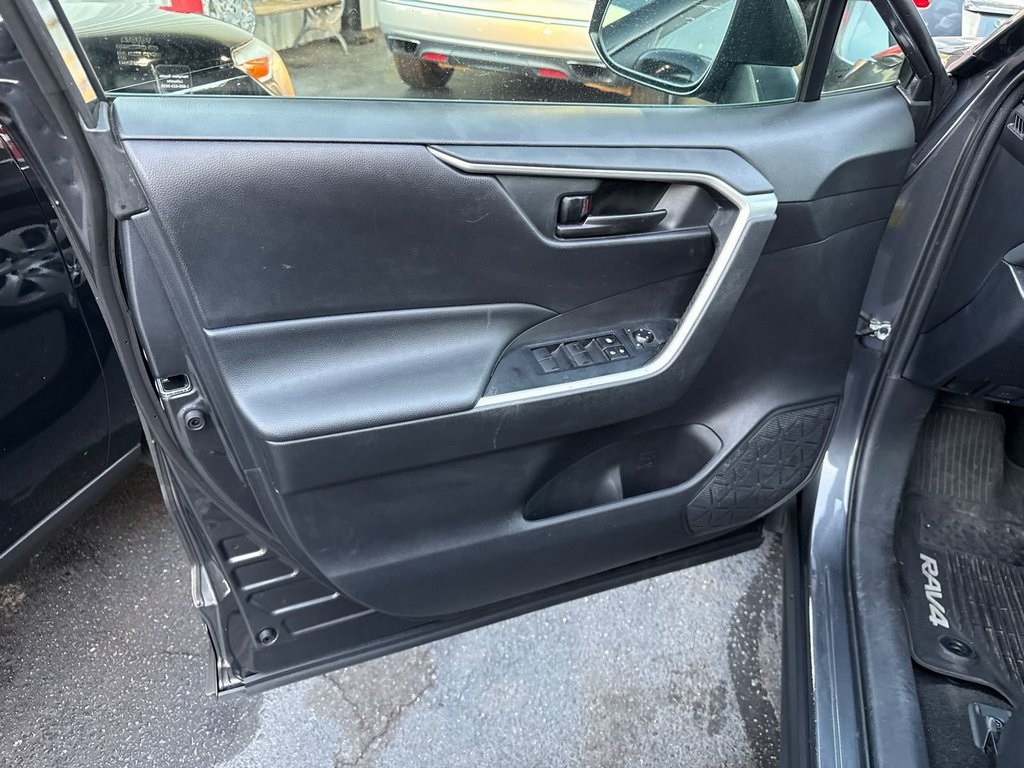 2020 Toyota RAV4 LE photo 7