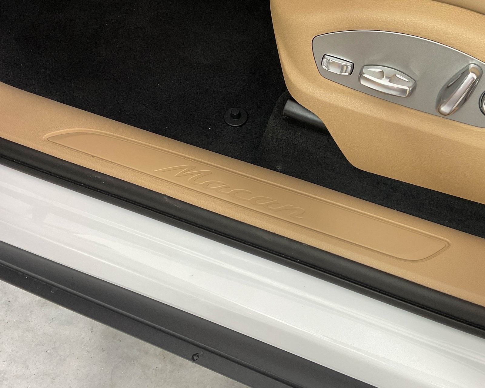 2026 Porsche Macan T photo 14