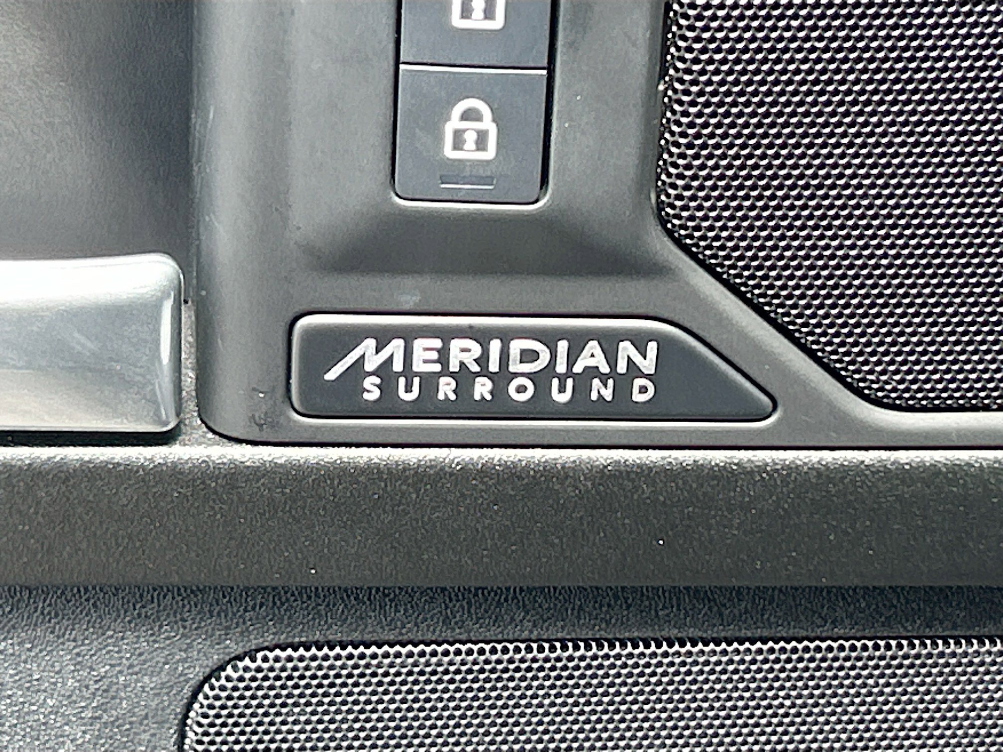 2025 Land Rover Defender 130 X photo 13