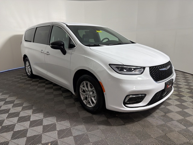 2026 Chrysler Pacifica Select's photo