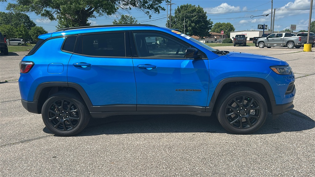 2025 Jeep Compass Latitude photo 2